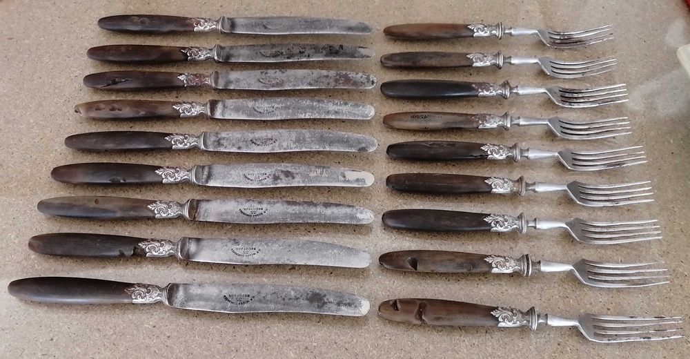 conjunto de antigos talheres com cabo em osso