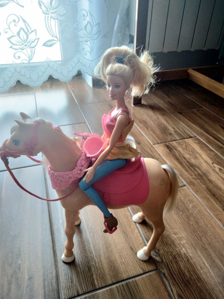 Lalka Barbie z koniem tańczącym
