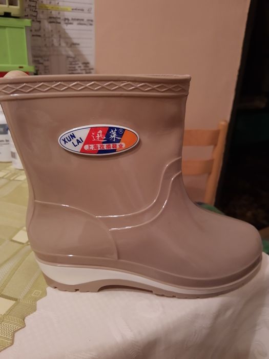 Gumiaki damskie beżowe