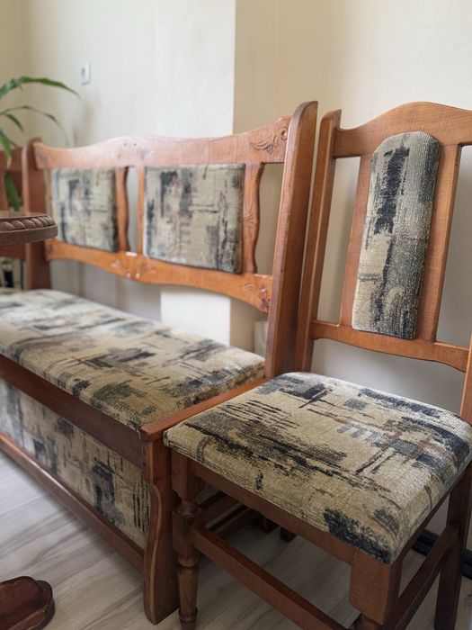 Кухонний куточок, деревʼяний дубовий стіл. Стільці, кутовий дубовий