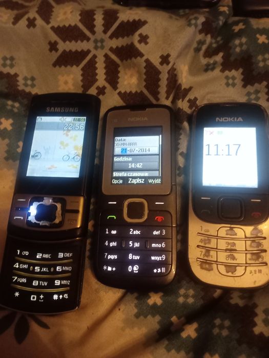 Sprzedam 30 telefonów plus baterie ładowarki etui sluchawki