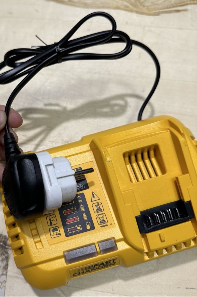 Зарядний пристрій dewalt ОРИГІНАЛ 220V нові девальт DCE1104