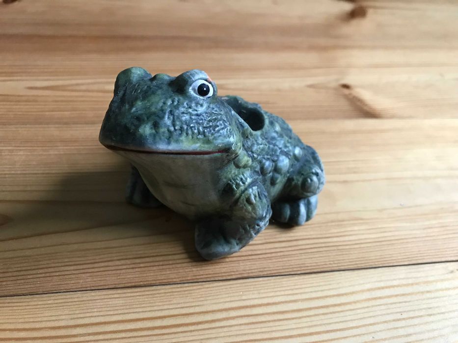 Figurka żaby z wgłębieniem [USZKODZONA]