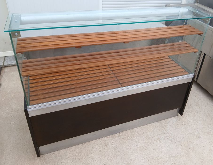 Entrega balcão vitrine espositor 150x74cm