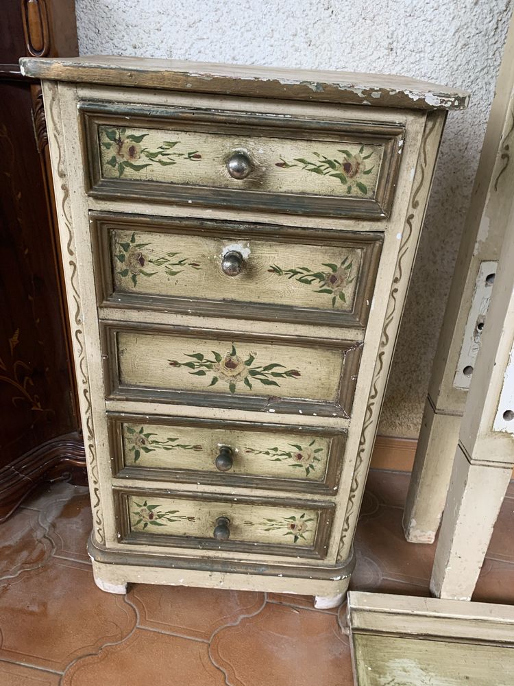 Conjunto de quarto em madeira maciça pintada a mão
