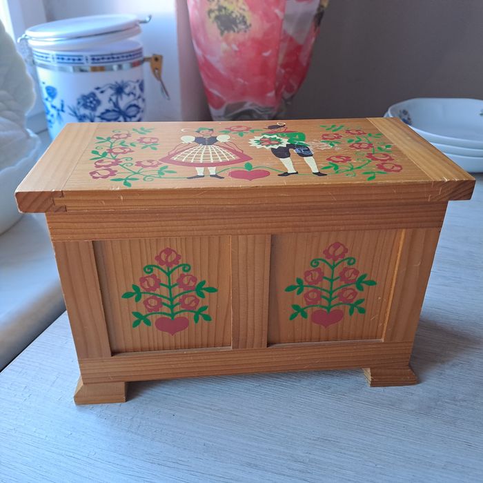 Drewniana szafeczka/szkatułka antyk.