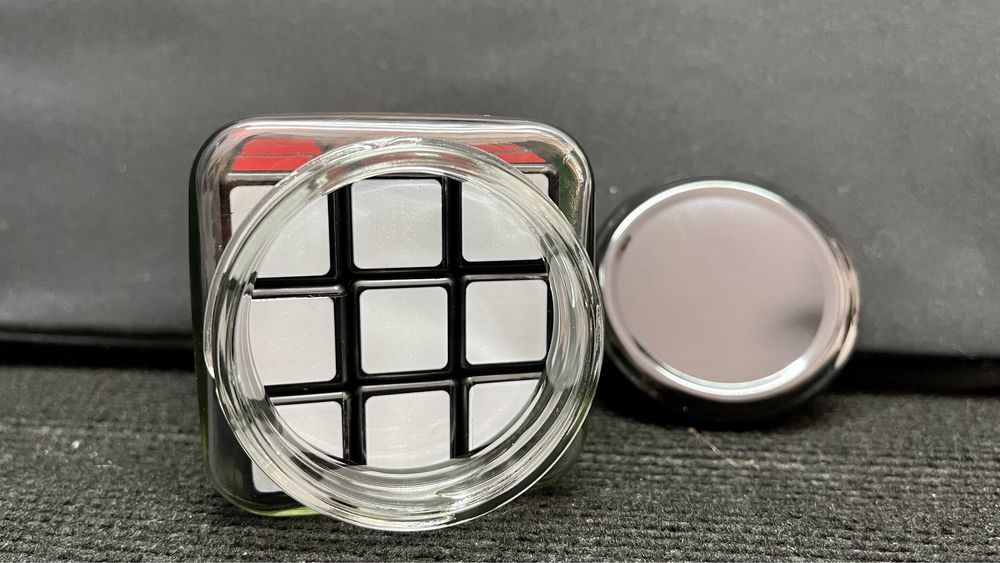 Cubo de Rubick dentro de frasco