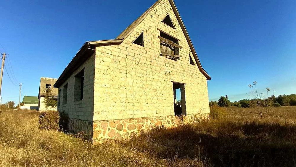 Продам коробку та 16сот.землі в с.Зурівка.Тихе місце.Від Києва 47км.