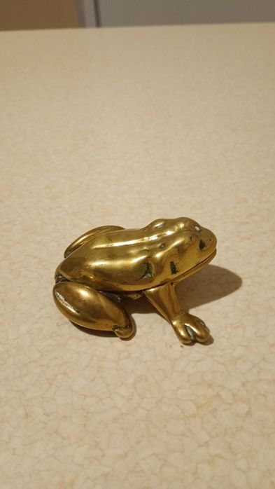 Mosieżna żaba popielniczka