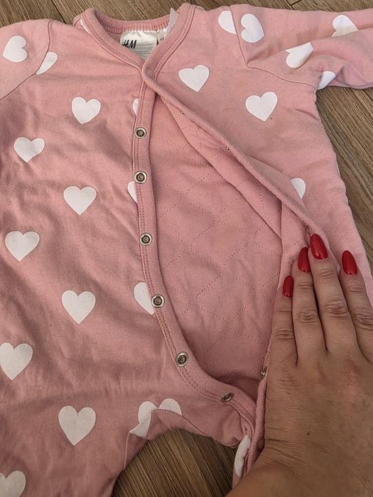 Grubszy pajacyk w serduszka sinsay