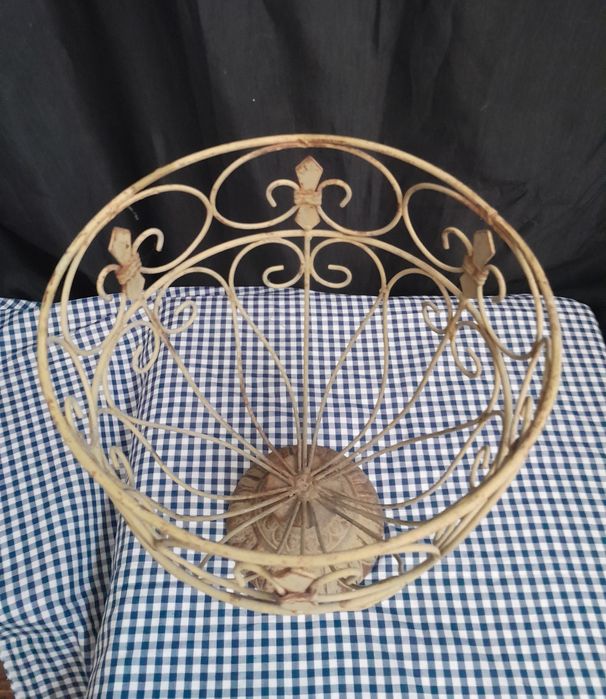 Fruteira antiga em metal