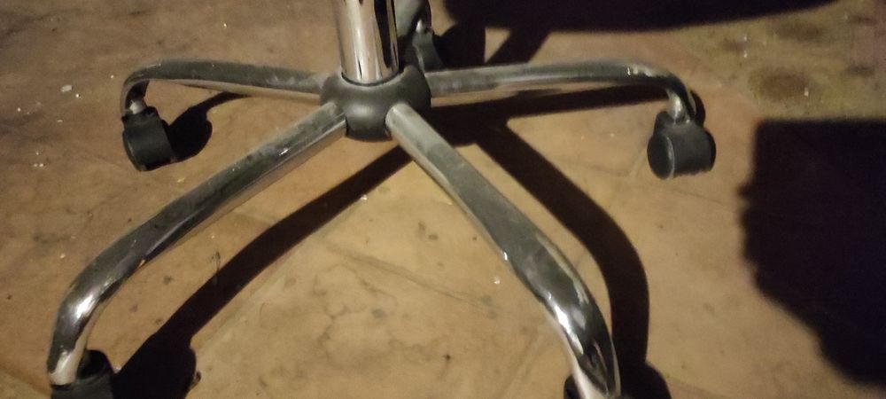 Fotel biurowy obrotowy czarny siatkowy