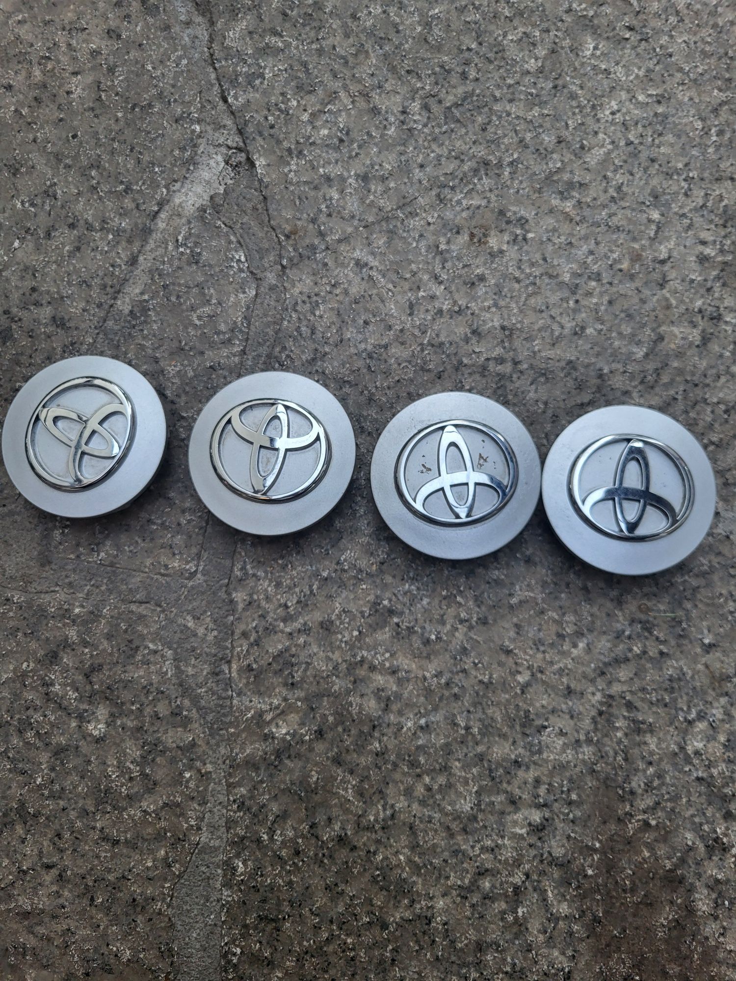 Kołpaki do felg toyota 63 mm