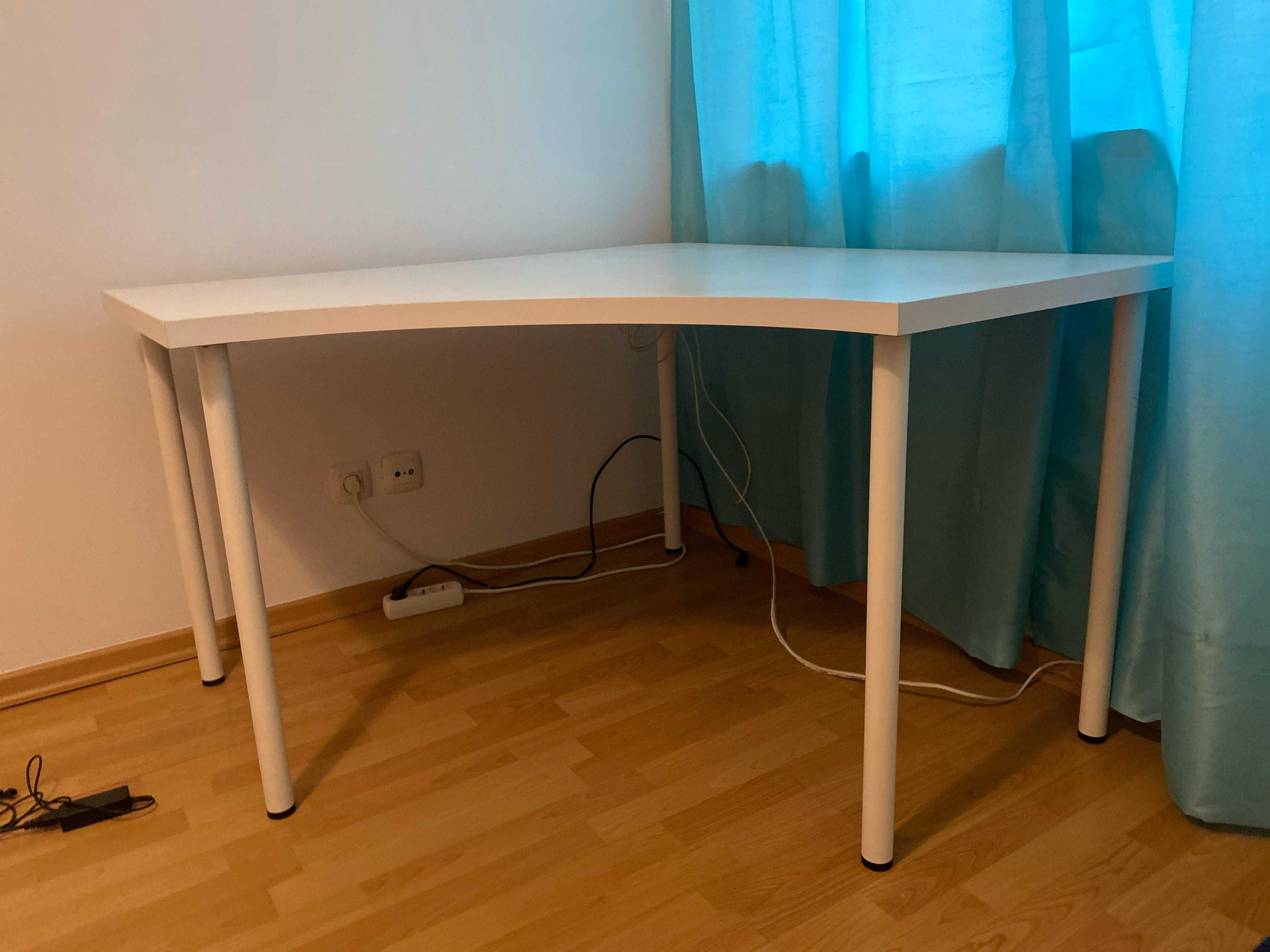 Mesa de canto para escritório IKEA.