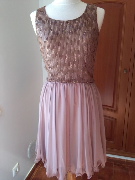 Vestido de cerimónia, com tronco bordado com  lantejoulas