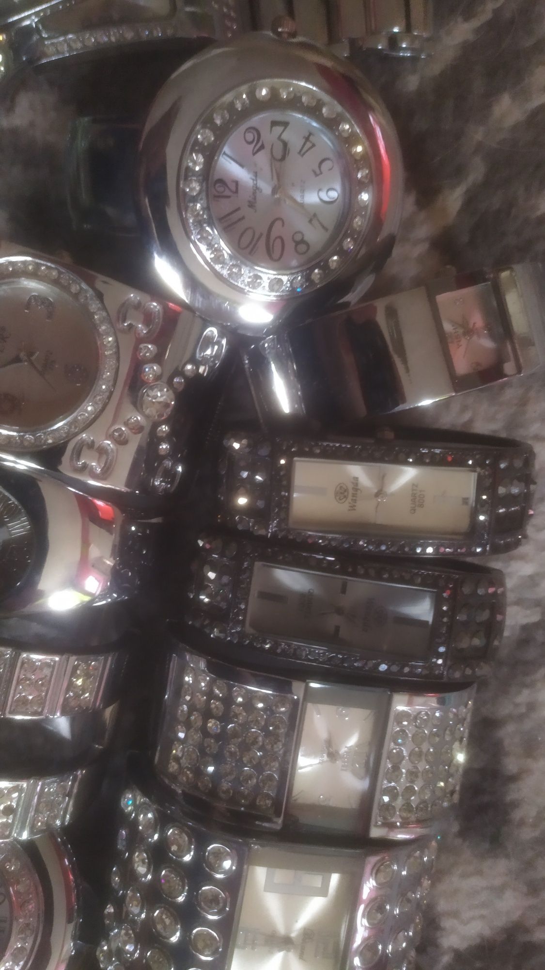 25 zegarków uszkodzone
