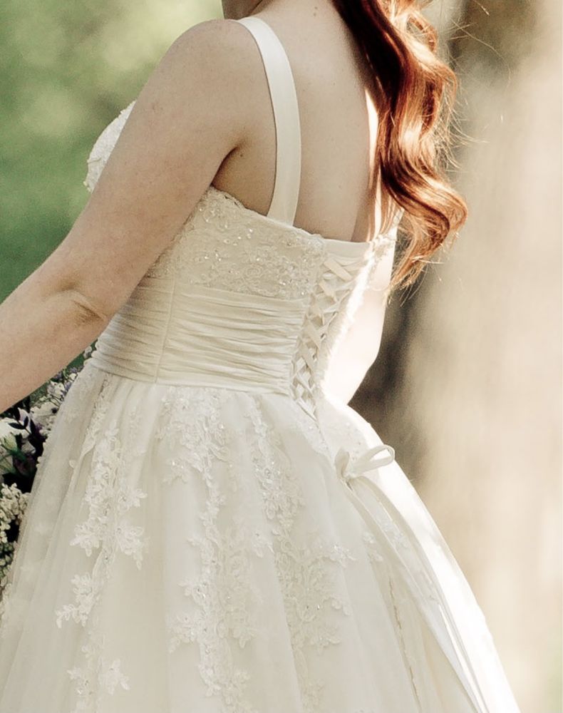 Klasyczna suknia ślubna z gorsetem