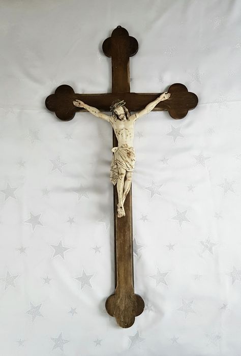 Duży stary drewniany krzyż krucyfiks z pasyjką