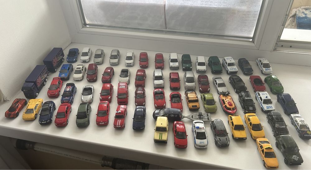 Продам машинки 1/64 масштаб