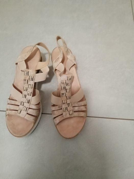 Klapki damskie na koturnie