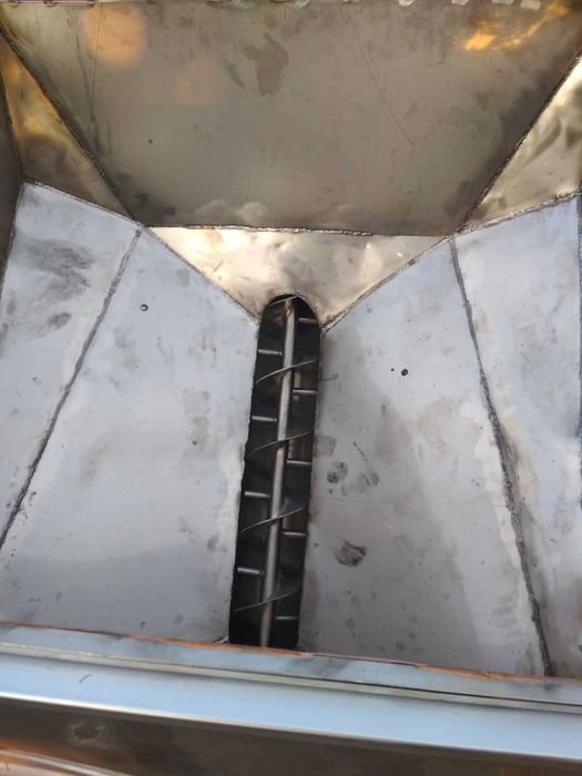 Koнвeep зерновий шнек Hepж навантажувач шнековий з бункером для борошн