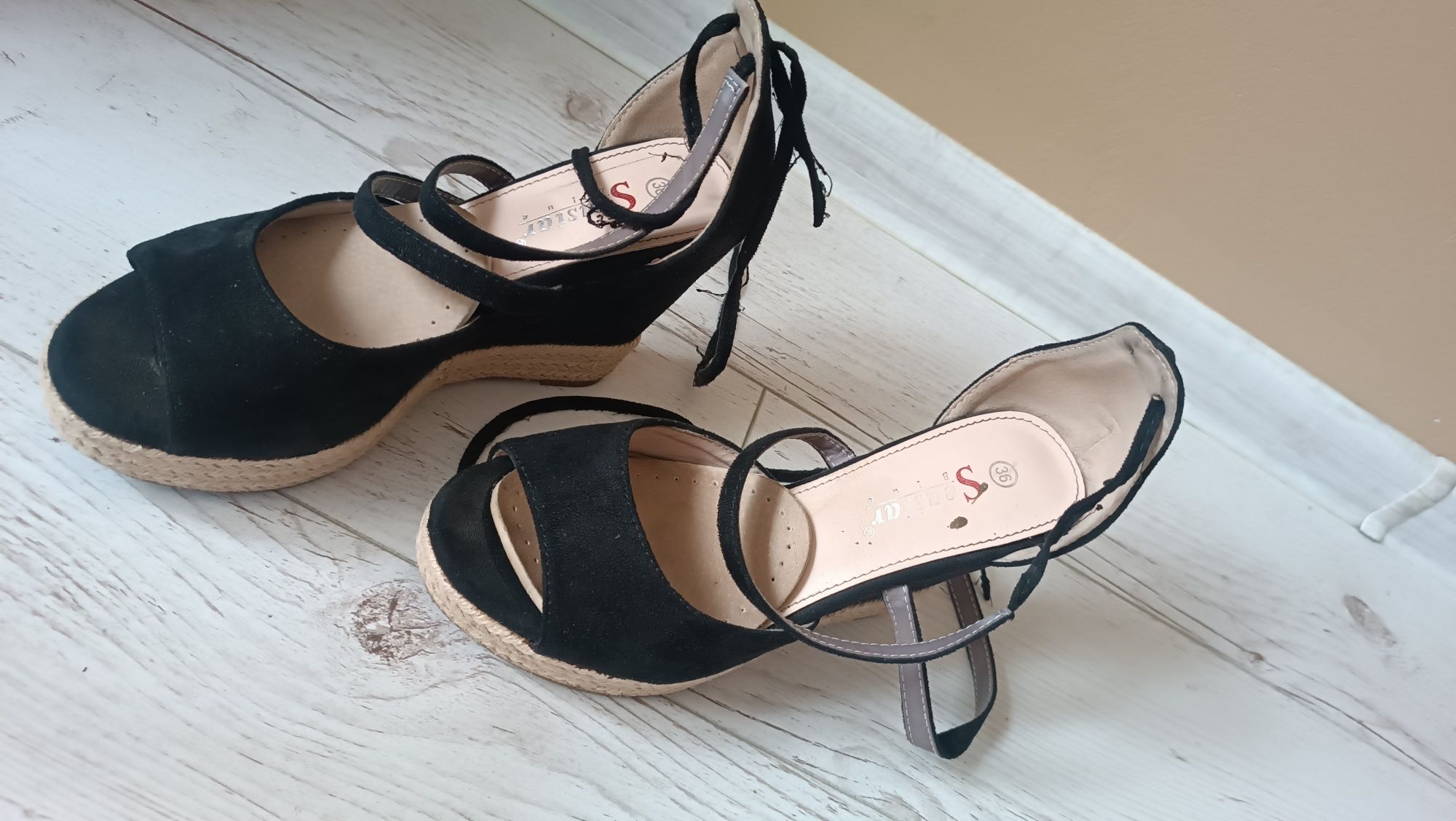 Buty na obcasie czarne