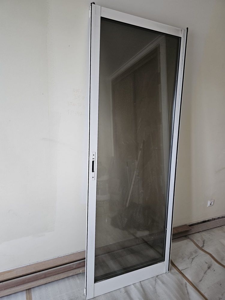 Janela de aluminio série confort com vidro duplo. Desmontada.