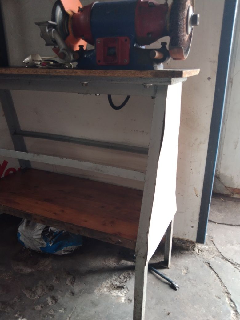 Stół warsztatowy ze Szlifierką i lampą