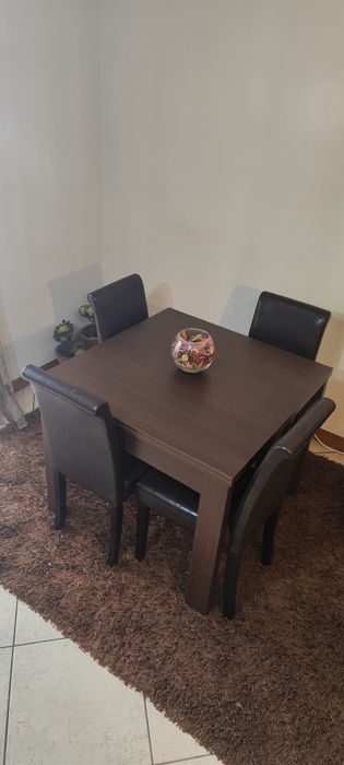 Vendo mesa em madeira extensível, com 4 cadeiras em pele.