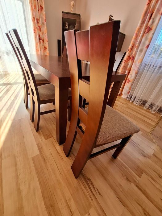 stół z krzesłami, komoda, szafka