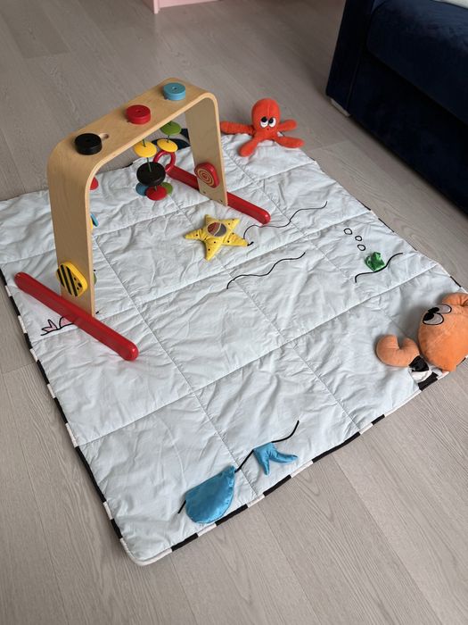 Sprzedam matę i drewniany stojak zabawke IKEA