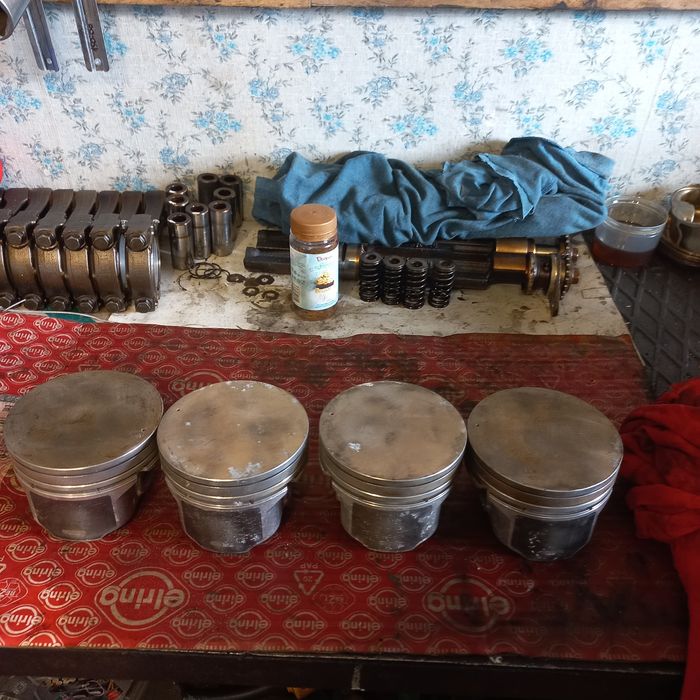 Продам поршня и роспредвал 4216 и евотеч