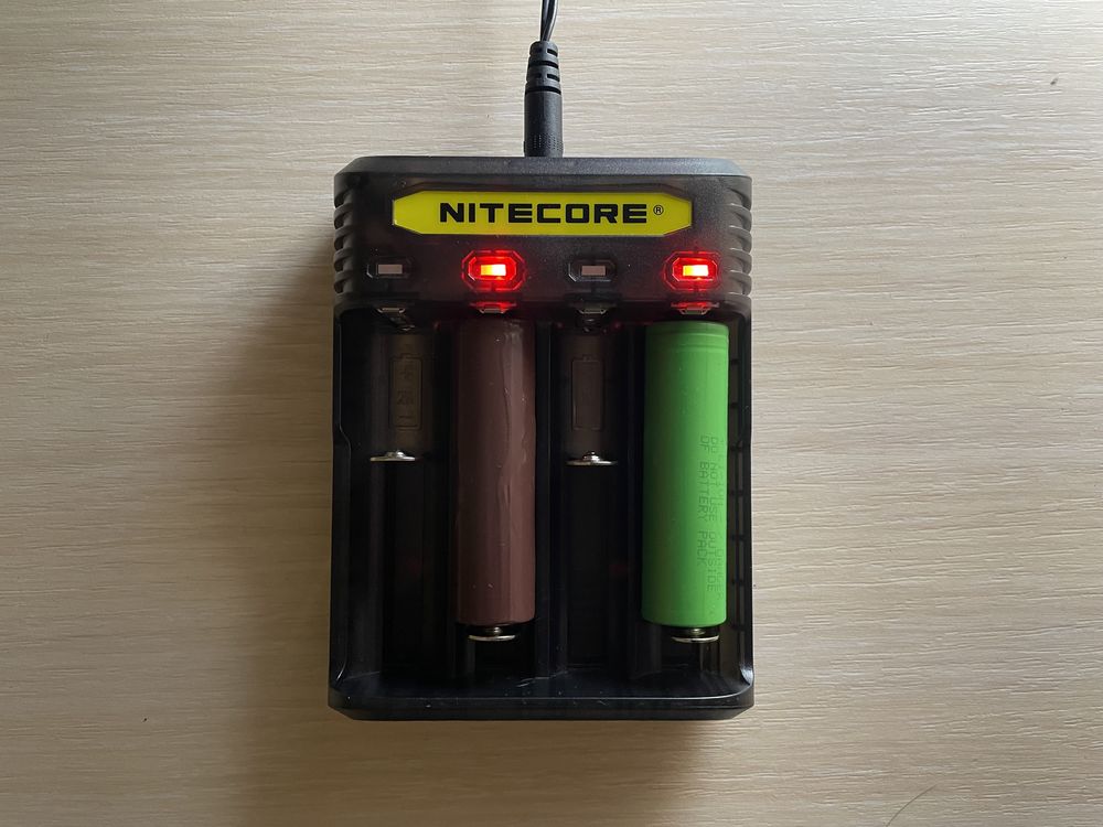 Зарядний прилад Nitecore Q4