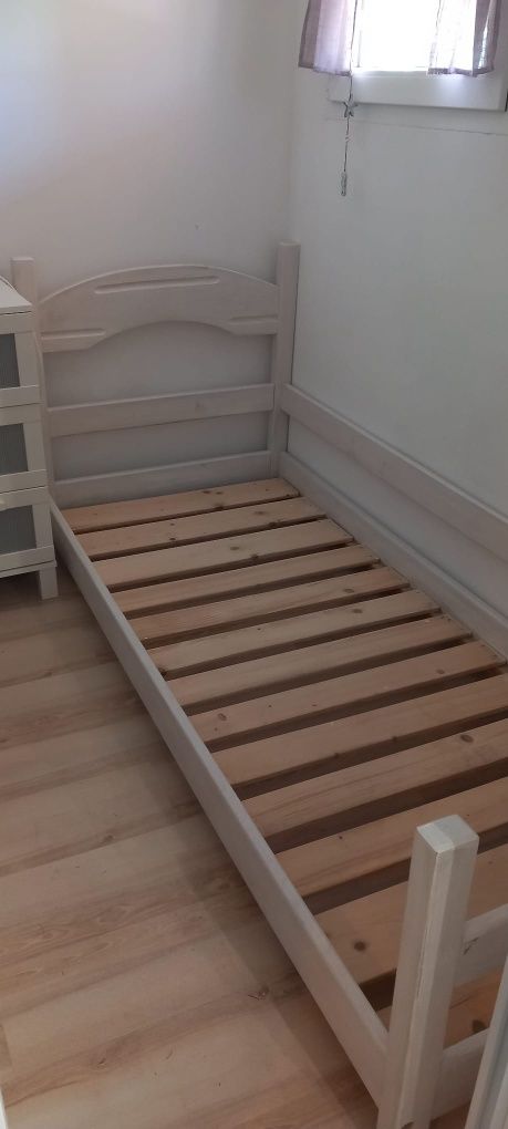 Komplet łóżko piętrowe plus łóżko pojedyncze.
