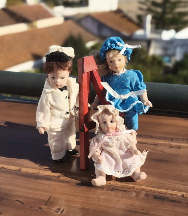 Coleção de bonecas com cabeça, pés e mãos de porcelana.