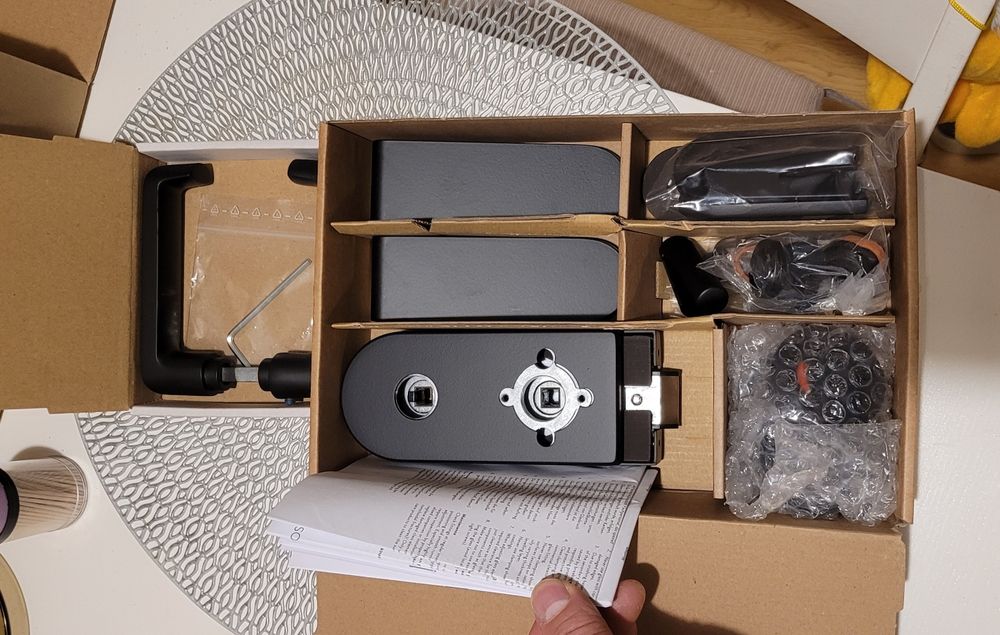 Klamka i okucia do drzwi szklanych tafli