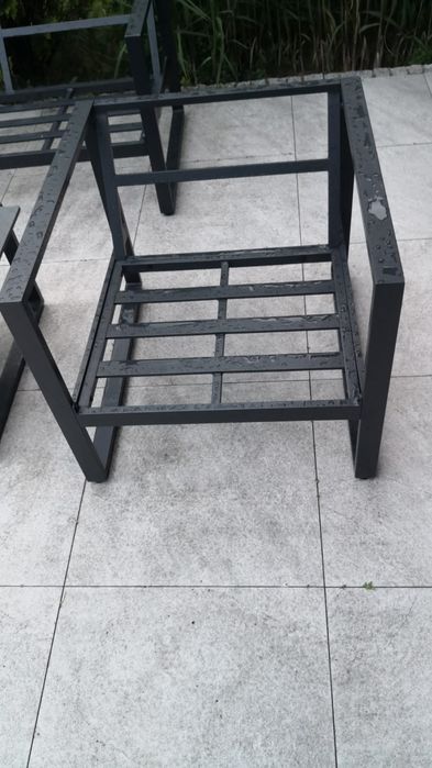 Dostępny zestaw meble ogrodowe Vonge sofa dwa fotele, stolik.