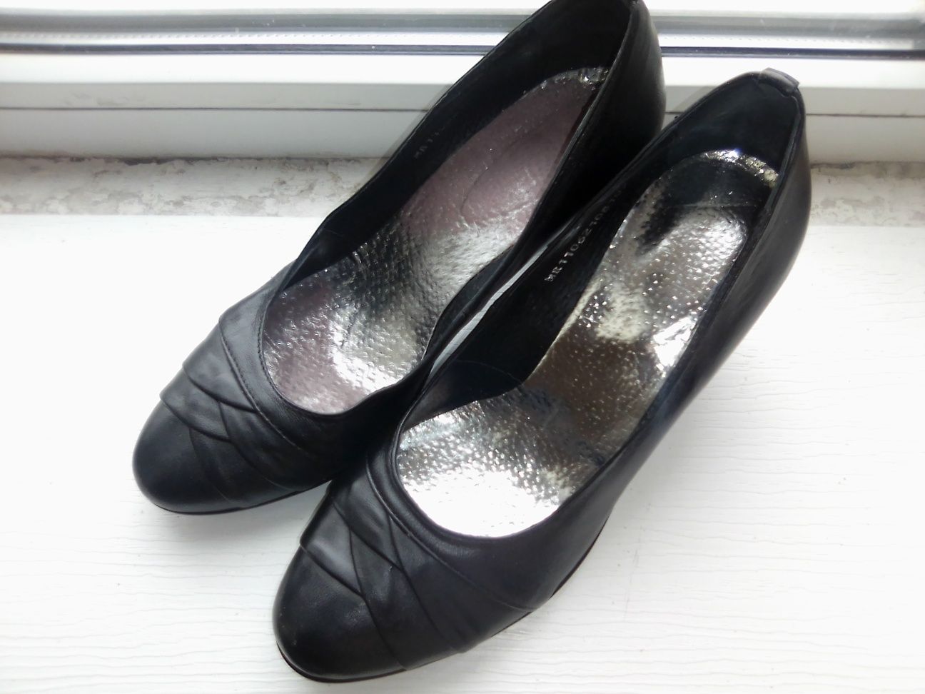 женские черные  кожаные туфли 37 и 39 размера