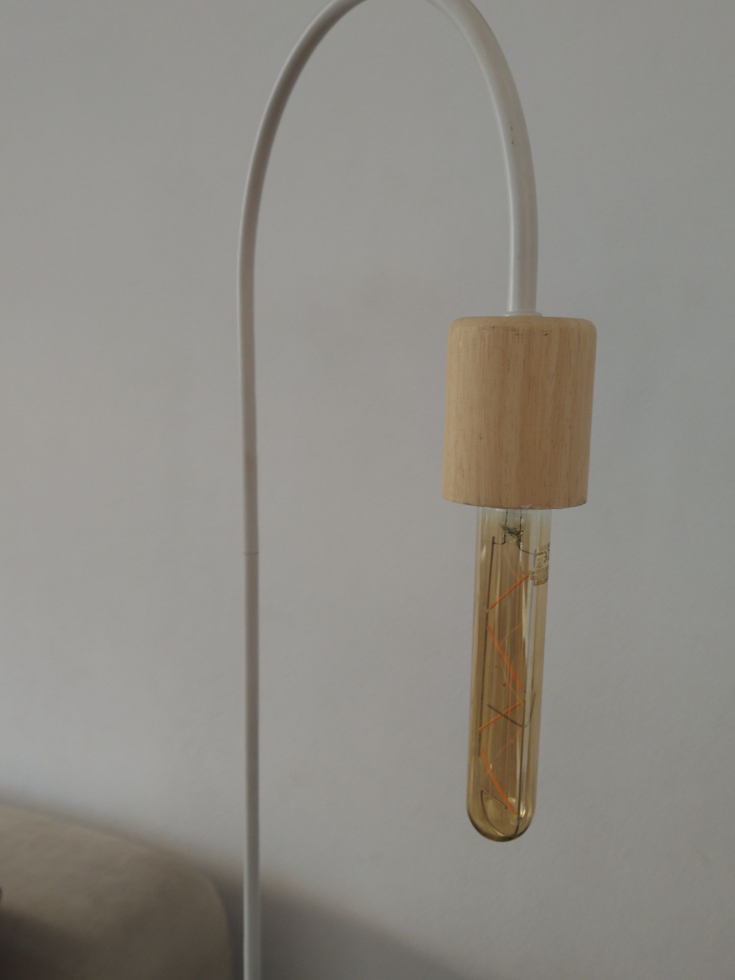 Candeeiro design de  Pé em metal e madeira