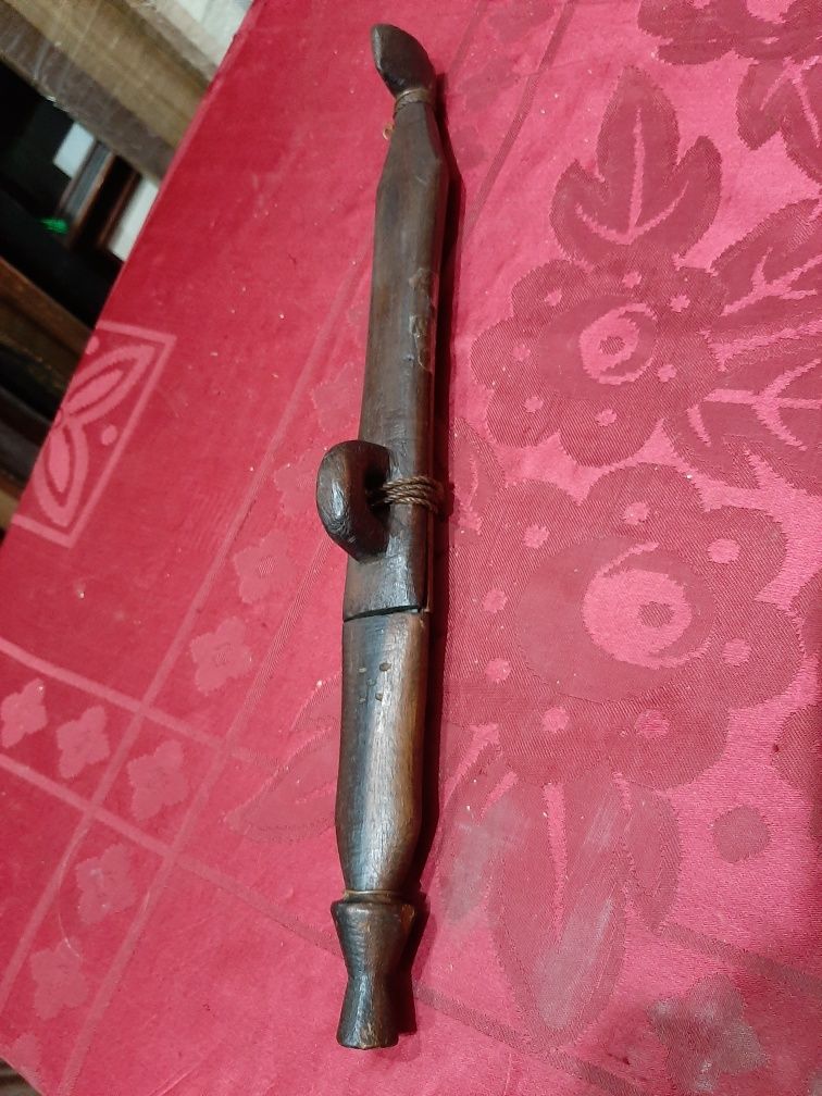 Espada muito antiga com cabo em madeira