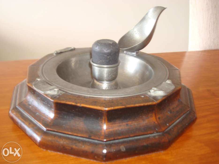 Cinzeiro em estanho e madeira