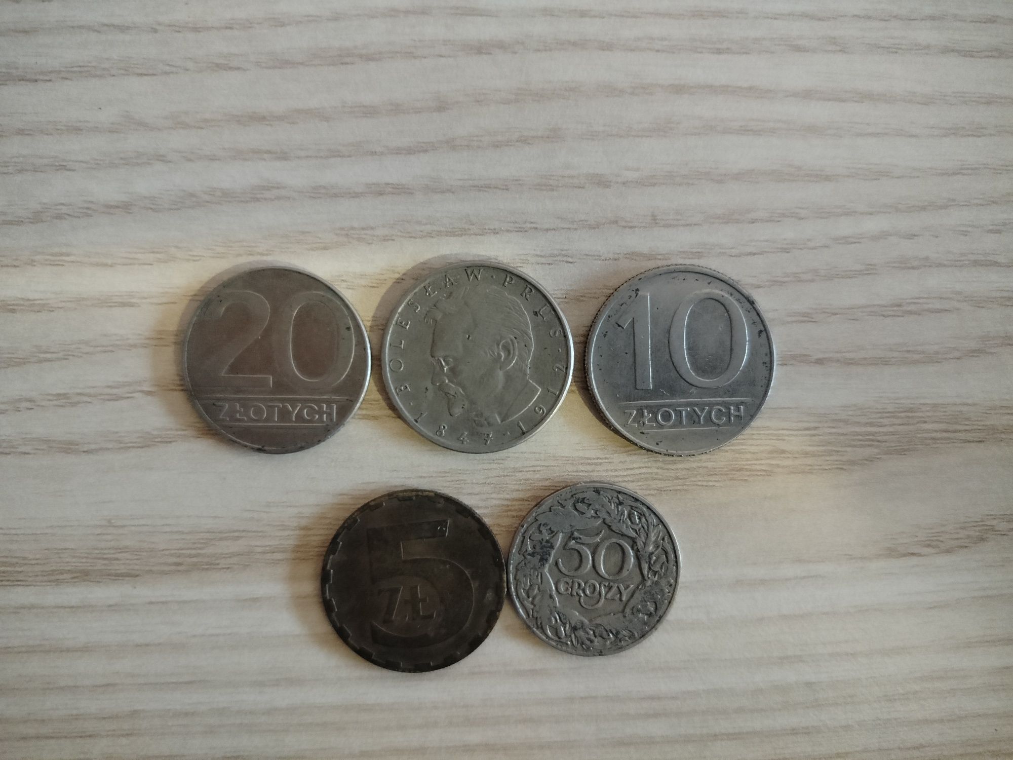 Stare banknoty i monety.