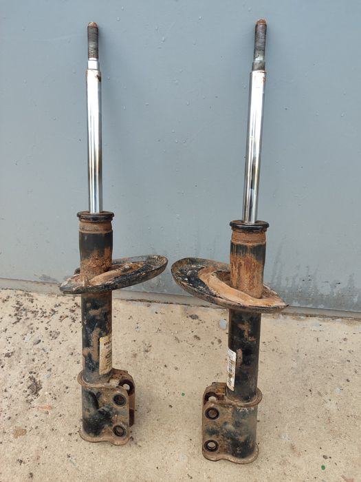 Стійки передні на Renault doker