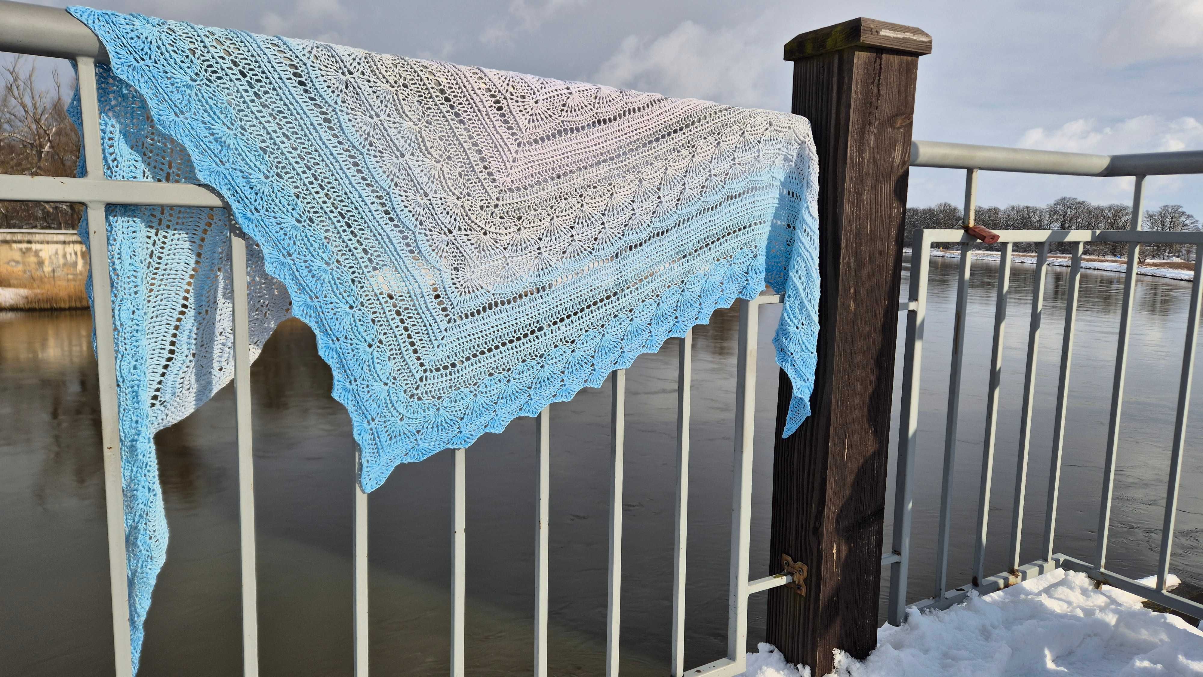 Zachwycająca błękitna piękność - chusta "Marii"  Handmade. 210/140/85