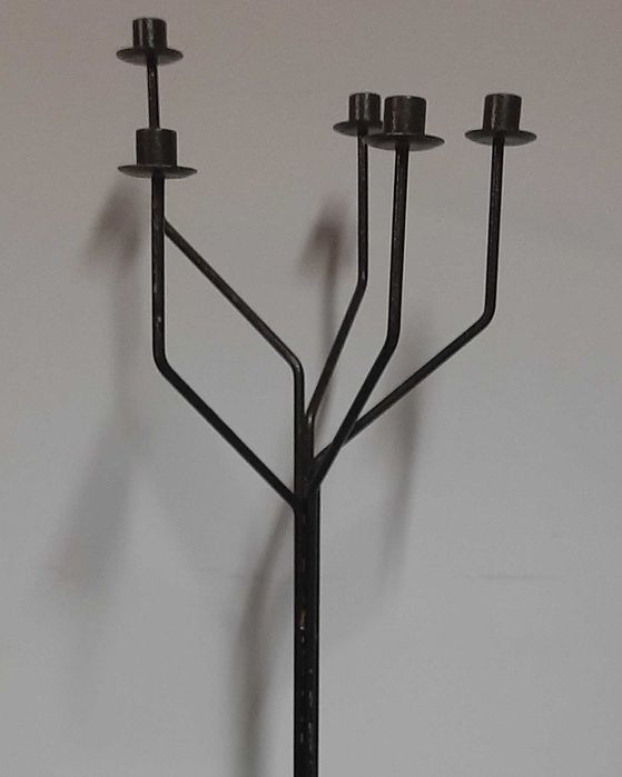 Stalowy duży świecznik stojący na 5 świec