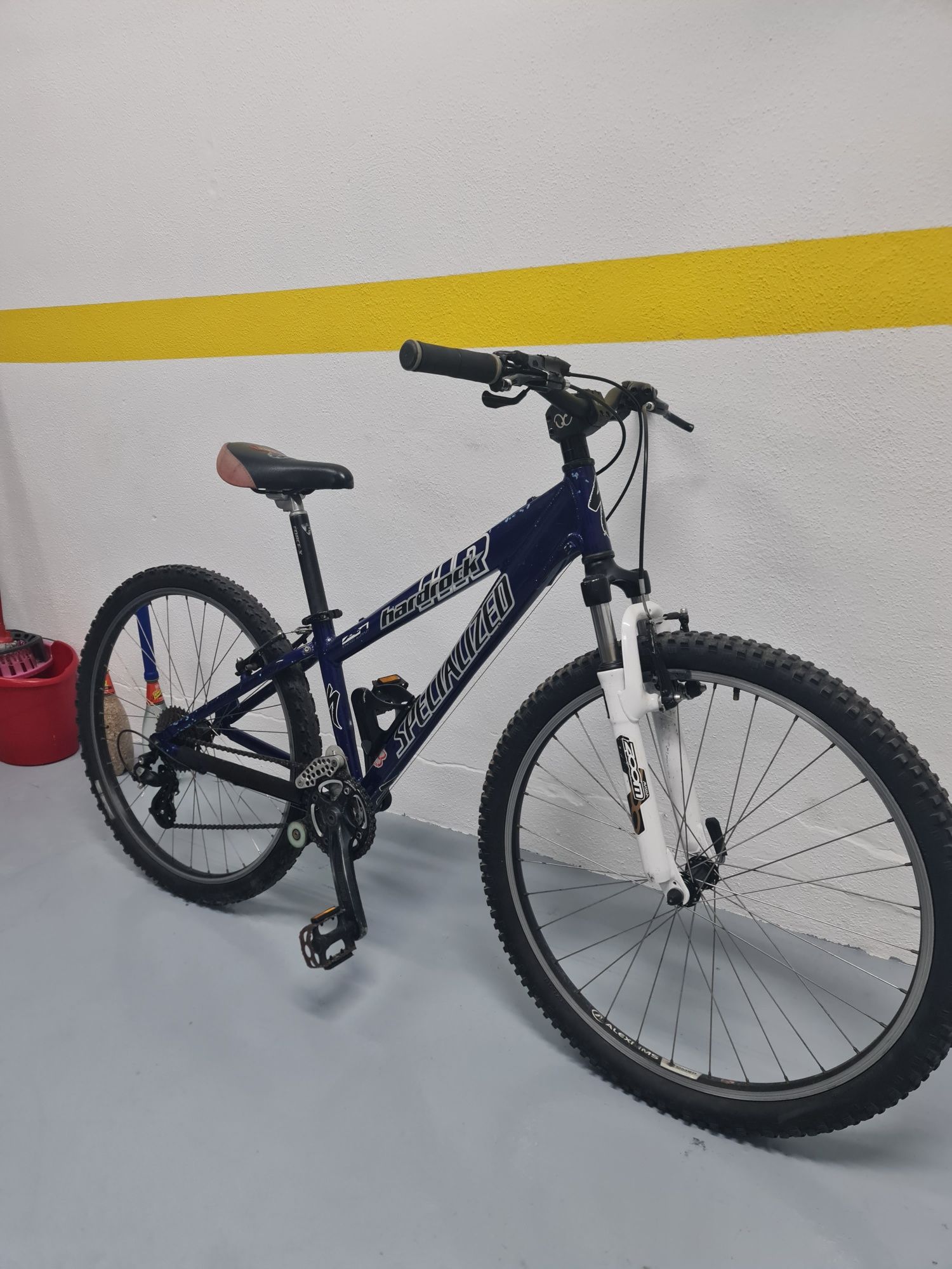 Bicicleta dirt jump specialized