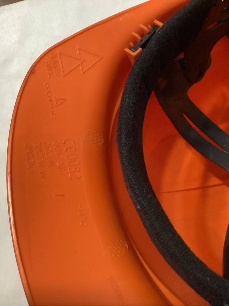 Kask budowlany używany.