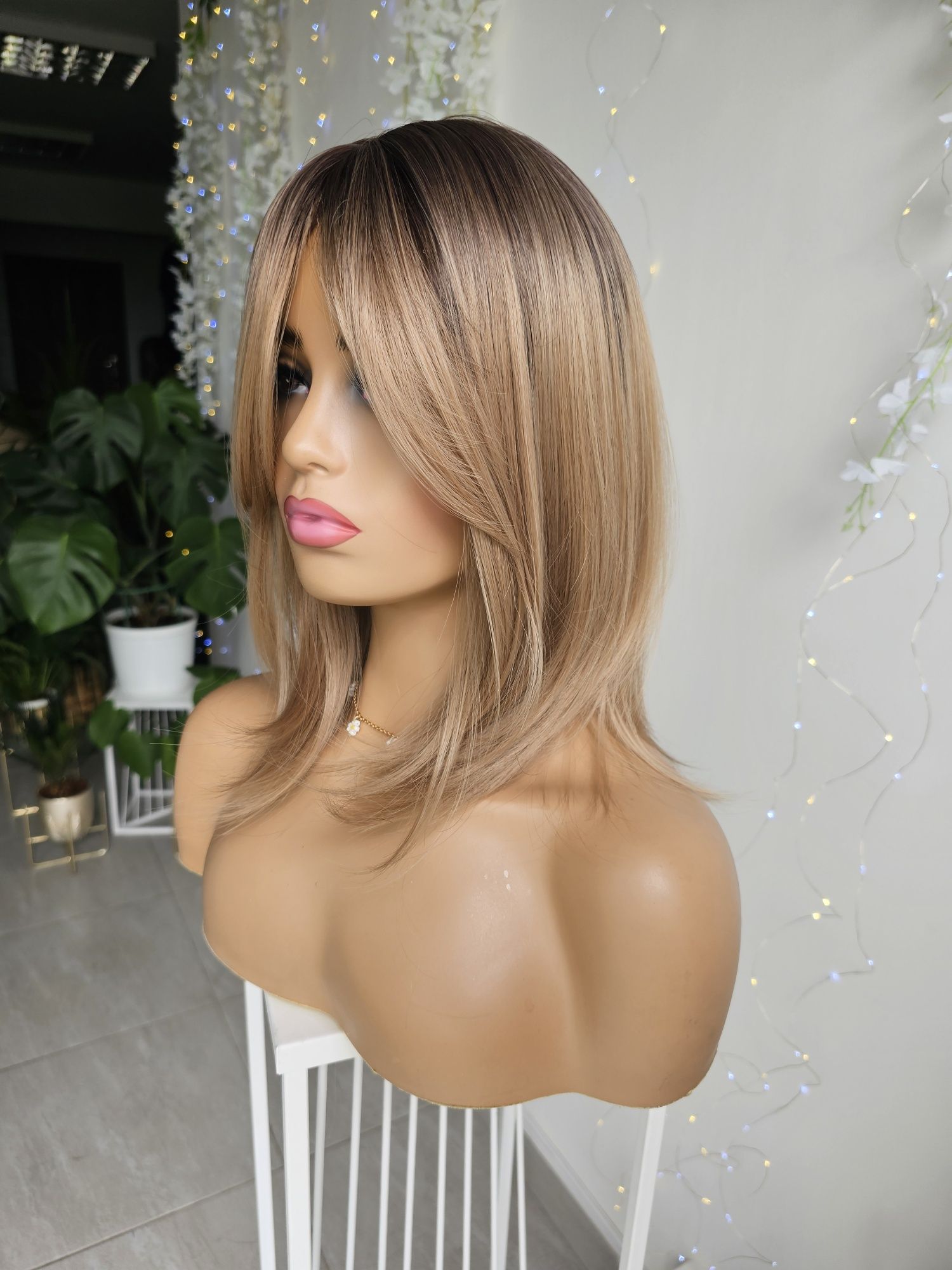 Beżowy blond z odrostem peruka Mia skalp naturalny wygald
