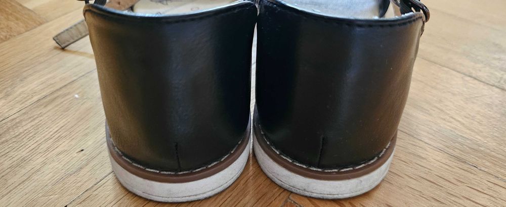 Sandały dziewczęce czarne r. 35 (22,5 cm)