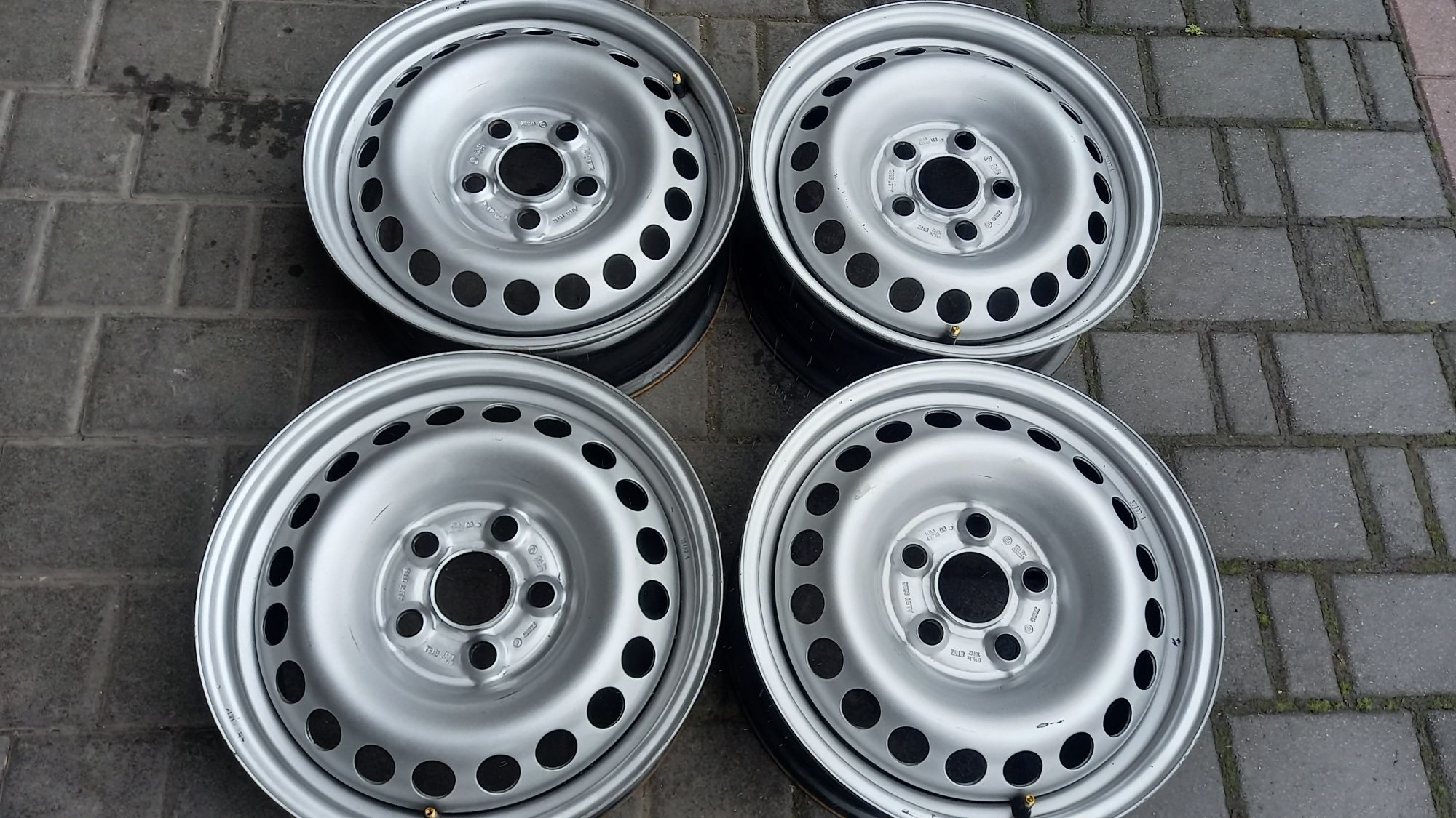 Oryginalne Felgi Stalowe Demo VW T5 T6 6.5J ET 51 16" 5x120 4 sztuki